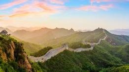 中国长城的日落景色，蜿蜒在群山之上.